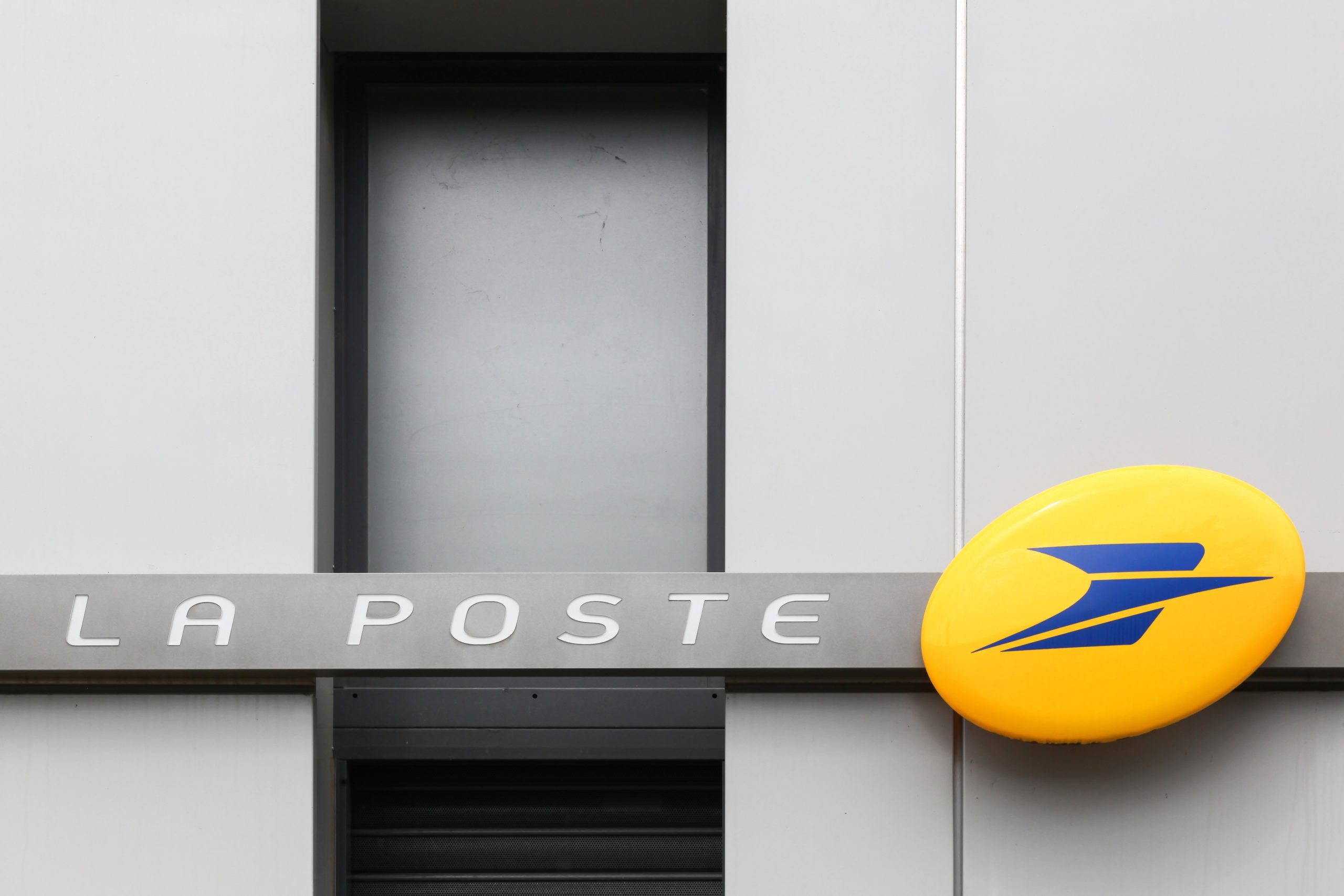 La Poste : homologation des tarifs de distribution postale presse 2024 par le ministère de l’Économie